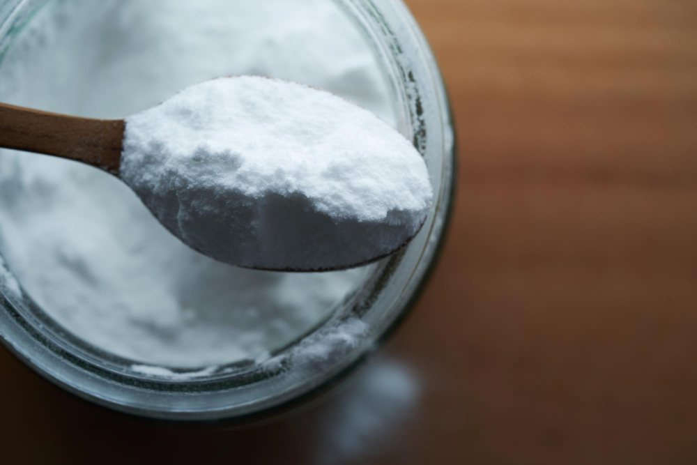 A photo of baking soda in a spoon